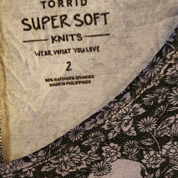 Vintage Torrid Skulls and Flowers tunic - Picture 4 of 4